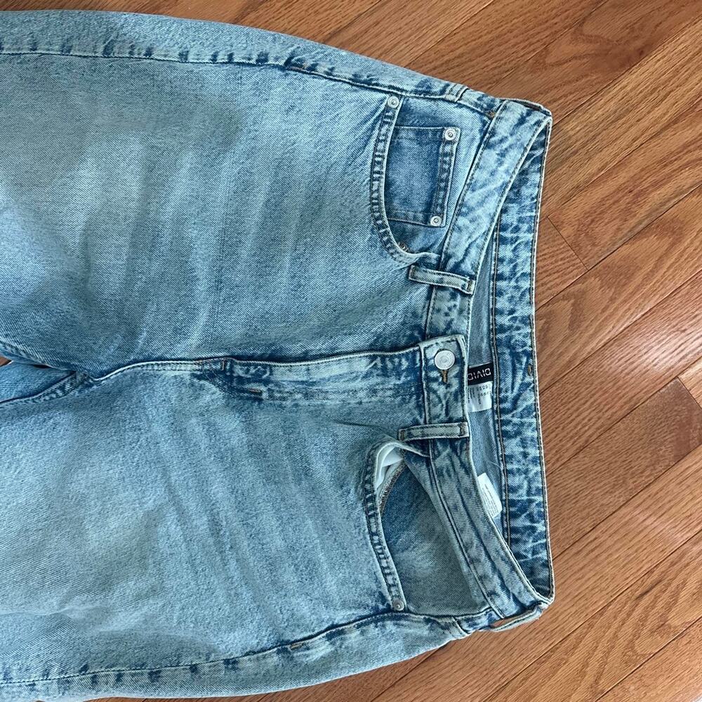 Light wash distressed straight leg - Picture 2 of 3